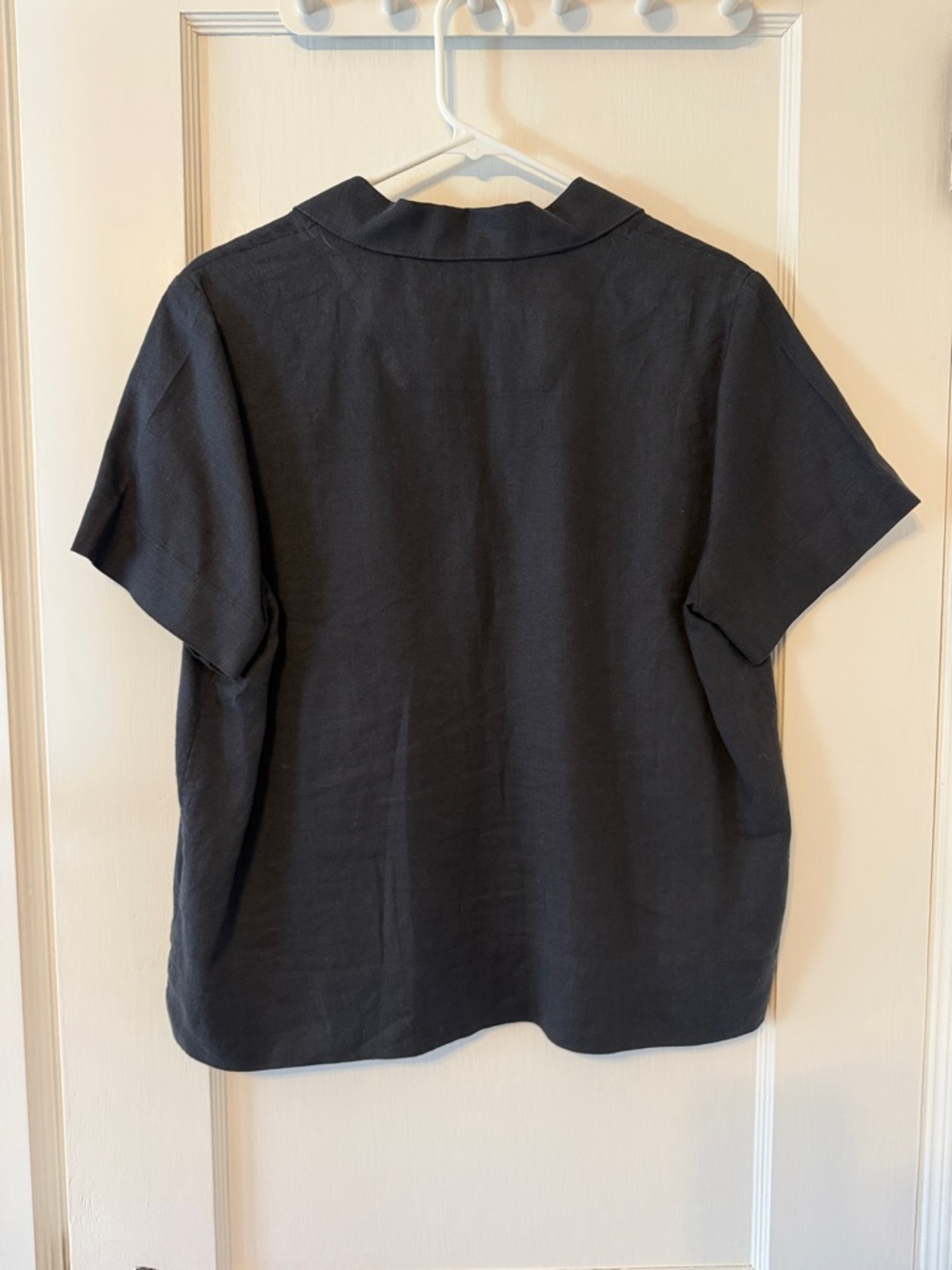 Everlane Short-Sleeve Button-Down Top in Charcoal - Picture 4 of 5